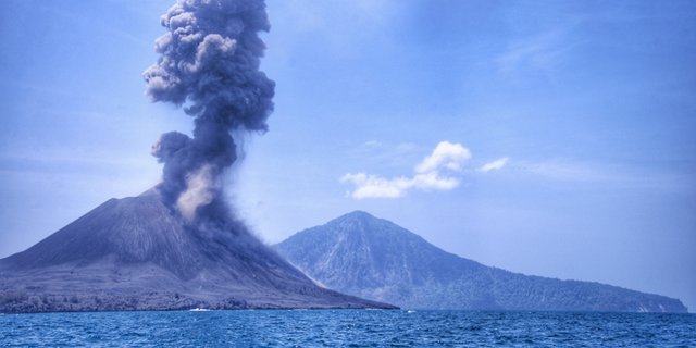 gunung anak krakatau erupsi kolom abu capai 300 meter 1908229 rev1908230