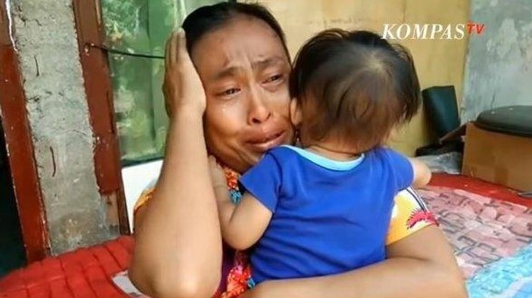 yuli menangis tersedu sedu saat membagikan cerita keluarganya yang kelaparan