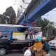 Aksi nekat pemuda loncat dari atas JPO di Jalan Pahlawan Seribu
