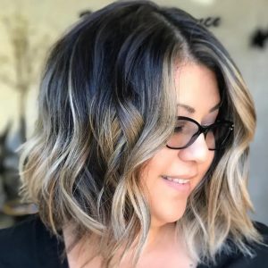 Model rambut pendek untuk wajah bulat Dramatic Black and Blonde Balayage Bob