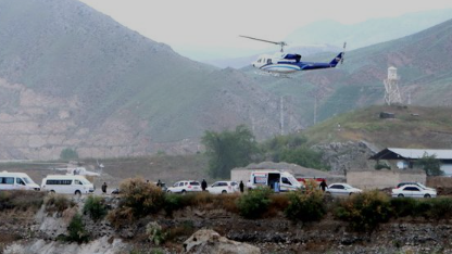 Foto: Helikopter yang membawa Presiden Iran Ebrahim Raisi lepas landas, dekat perbatasan Iran-Azerbaijan, 19 Mei 2024. Helikopter yang membawa Raisi kemudian jatuh. (via REUTERS/Ali Hamed Haghdoust)