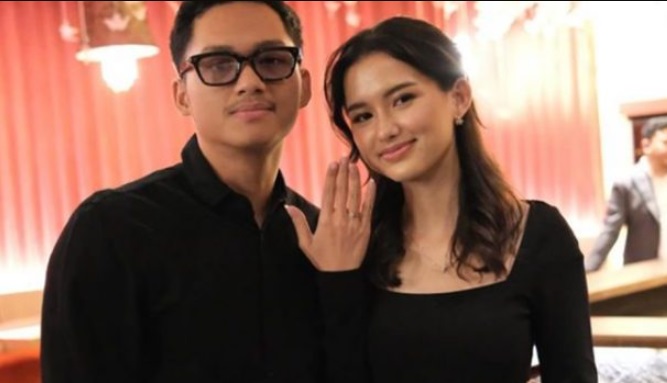 Azriel Hermansyah melamar Sarah Menzel di ulang tahunnya ke-24