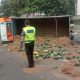 Mobil truk bermuatan semangka terguling di jalan Tol Tangerang-Merak