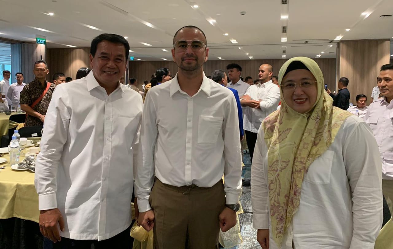 Maesyal Rasyid dan Intan Nurul Hikmah berfoto bersama Raffi Ahmad.