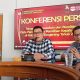 Ketua KPU Kabupaten Tangerang, Muhammad Umar (Tengah) ditemani komisioner KPU tanggapi soal panggilan bawaslu terkait dugaan keberpihakan ke Mad Romli