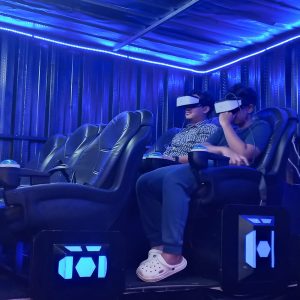 Pengunjung SMS Carnival saat menikmati permainan 9D Virtual Reality (VR), Rabu, 19 Juni 2024