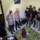 Polisi bekuk dua orang tersangka pengedar 72 kilogram sabu berinisial A (19) dan R (29) di jalan Raden Saleh, Kelurahan Parung Serab, Kecamatan Ciledug, Kota Tangerang, Senin, 1 Juli 2024 malam. Foto: Andre Pradana/Tangselife