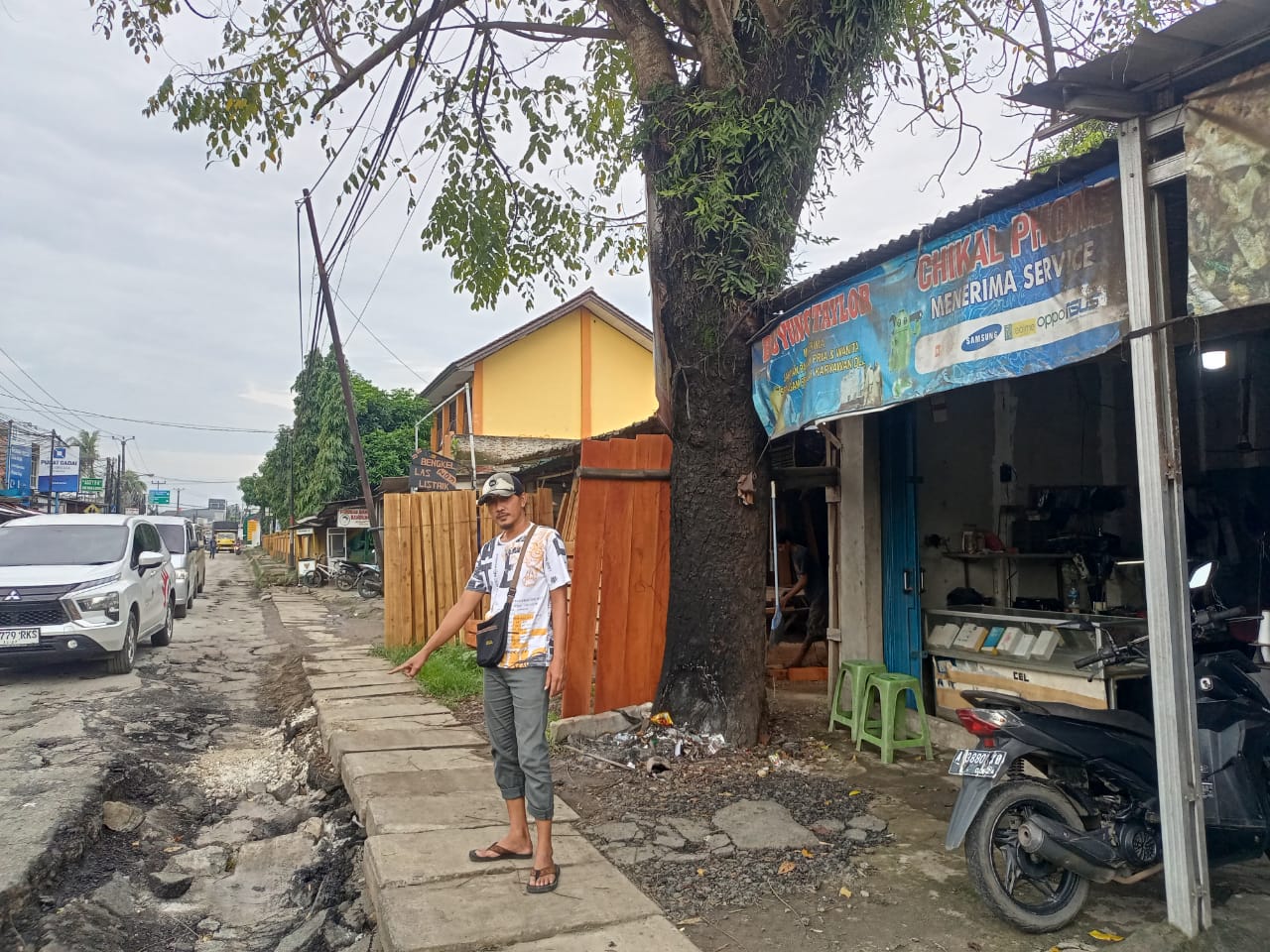 Buyung Pemilik Konter Service HP yang Terdampak Pembangunan Proyek Jalan Provinsi Banten di Tigaraksa, Kabupaten Tangerang. Minggu, 7 Juli 2024.