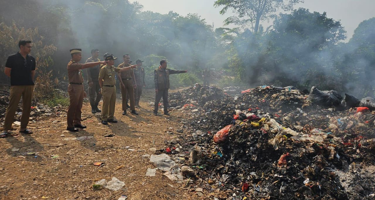 Camat Tigaraksa beserta jajaran melakukan sidak TPS ilegal bekas galian tanah ilegal di Kampung Bugel, Kelurahan Kaduagung, Kecamatan Tigaraksa, Kabupaten Tangerang. Senin, 29 Juli 2024.