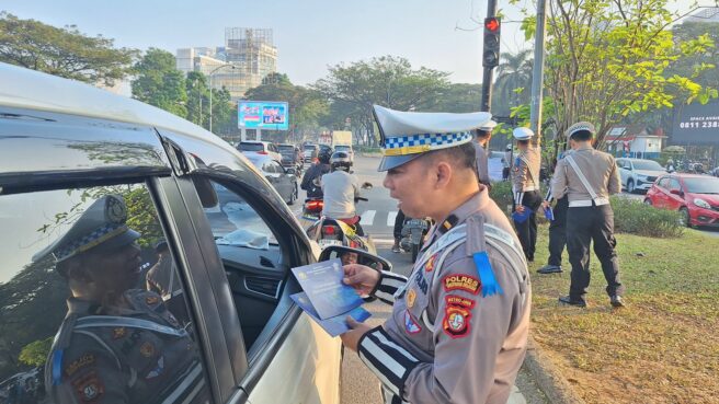 Satlantas Polres Tangsel saat menjalankan Operasi Patuh Jaya 2024. Foto: Humas Polres Tangsel