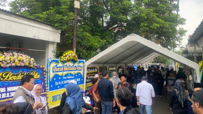 Suasana rumah duka Direktur Pascasarjana Unpam yang meninggal dalam kecelakaan yang menimpa rombongan dosen unpam di Tol Cipali. Foto: Andre Pradana/Tangselife