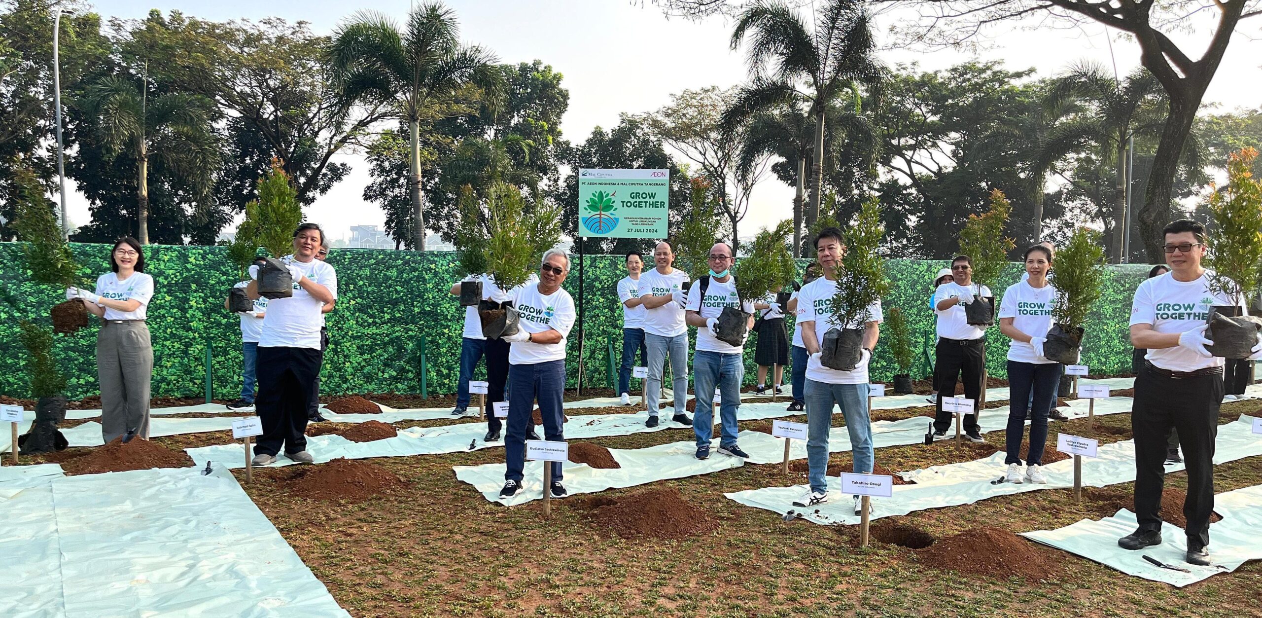 Mall Ciputra bekerjasama dengan PT Aeon Indonesia melakukan penanaman pohon pucuk merah diarea Mall Ciputra. Hal itu dilakukan bentuk penghijauan diarea tersebut. Minggu, 28 Juli 2024. Dimas Wisnu Saputra