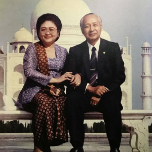 Ibu Tien Soeharto dan Bapak Presiden Soeharto