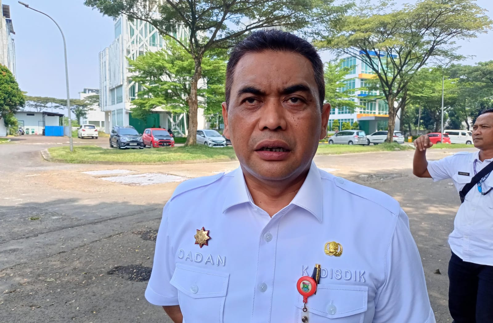 Kepala Disdik Kabupaten Tangerang, Dadan Gandana menyebut masih melakukan pengkajian terkait dengan penerapan pakaian adat disekolah dasar maupun menengah (foto: Dimas Wisnu)