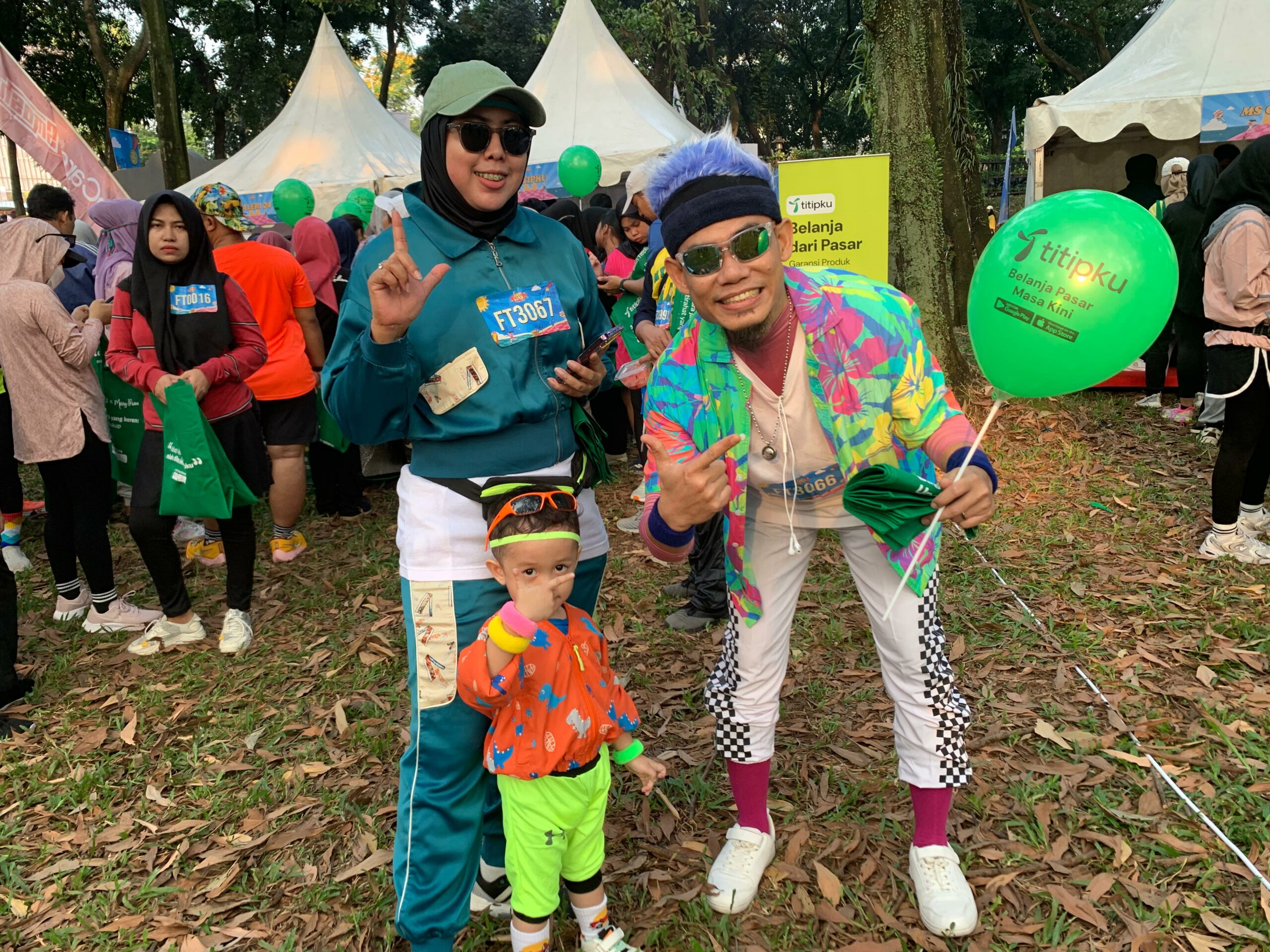 Peserta Fun Walk Tangsel 2024 Terlihat mencolok dengan Rambut Palsunya, Inspirasi Outfit ala 90-an