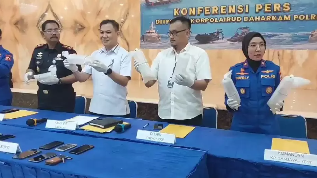 Baharkam Polri menggerebek sebuah rumah yang dijadikan tempat penampungan ratusan ribu benih lobster di kawasan Pagedangan Kabupaten Tangerang pada Kamis 11 Juli 2024/Sumber: Beritasatu