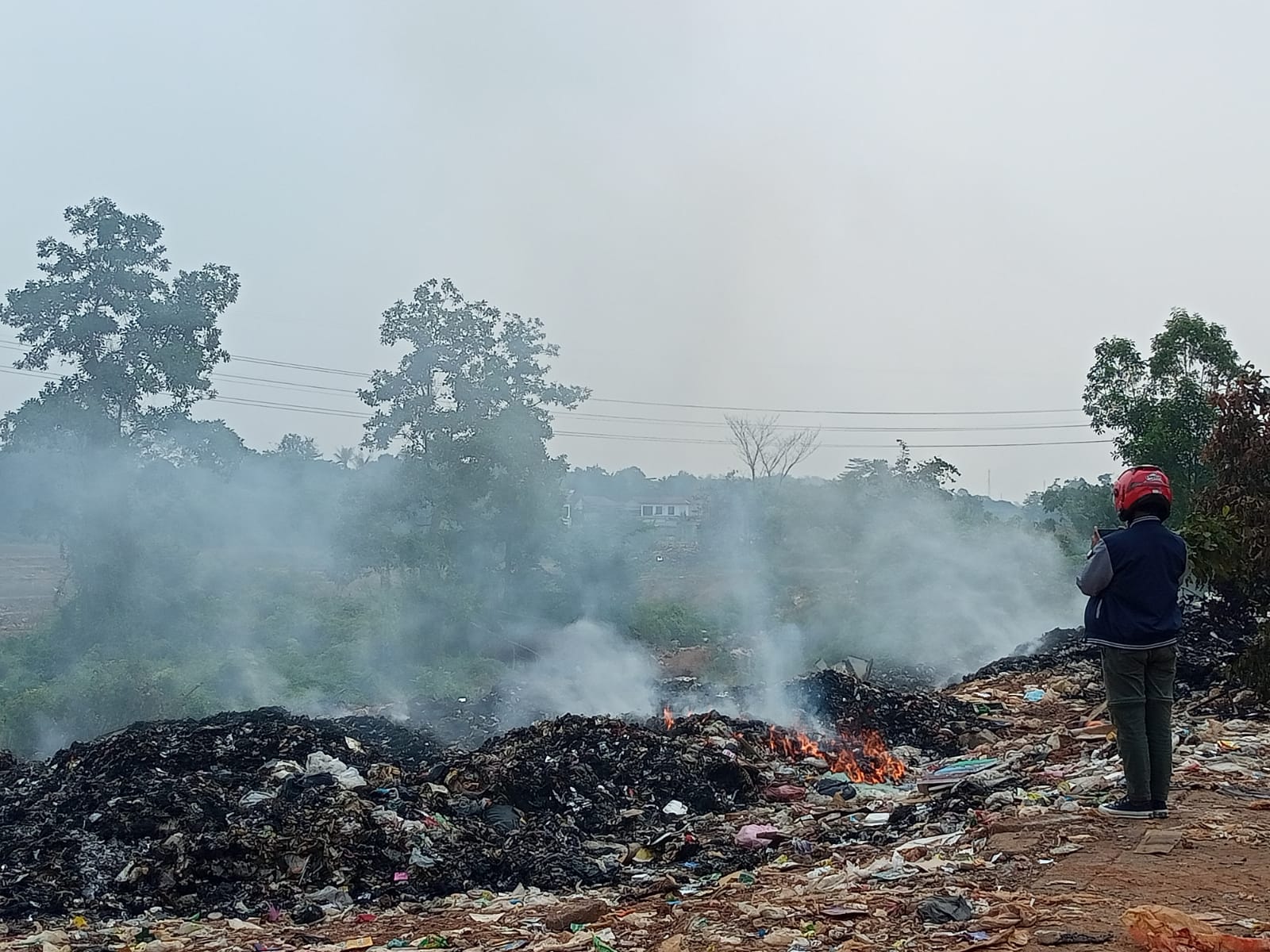 Terlihat Penimbunan dan pembakaran sampah ilegal di Kampung Bugel, Kelurahan Kaduagung, Kecamatan Tigaraksa, Kabupaten Tangerang sedang terbakar. Selasa, 30 Juli 2024DIMAS WISNU SAPUTRA