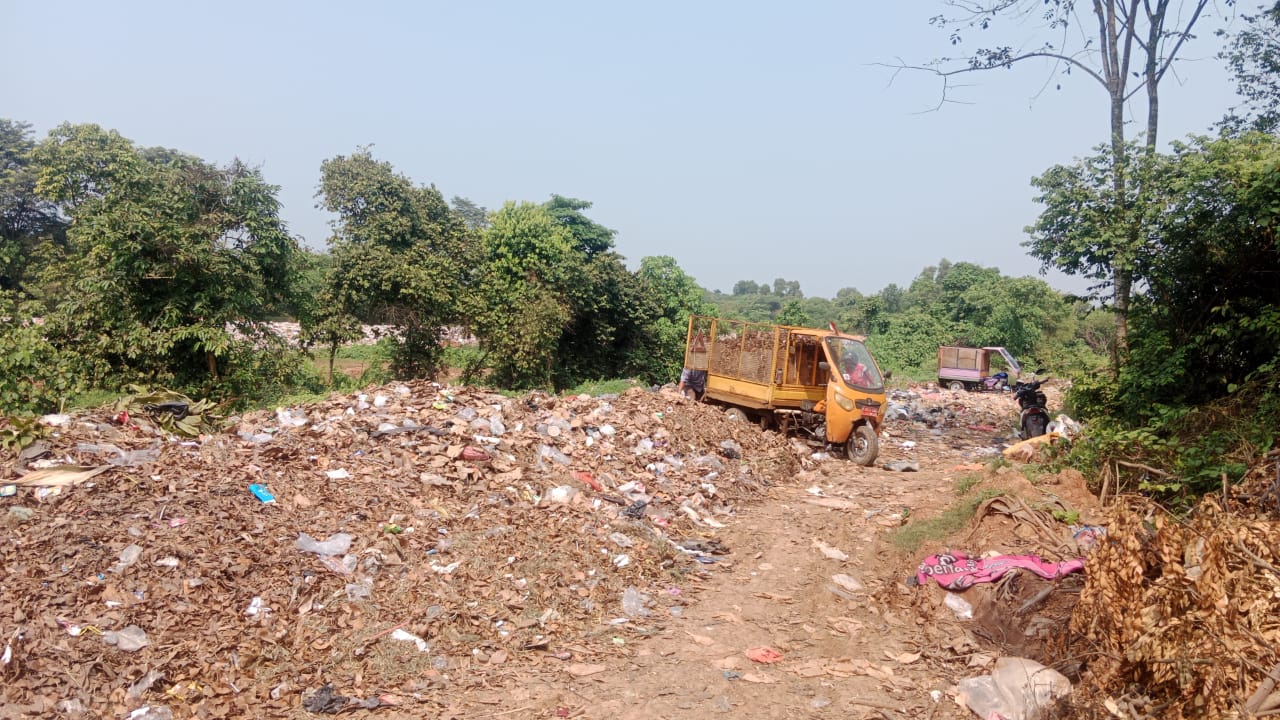 Terlihat sebuah motor pengangkut sampah berplat merah sedang membuang sampah diarea TPS Ilegal di Kampung Bugel, Kelurahan Kaduagung, Kecamatan Tigaraksa, Kabupaten Tangerang, Banten beberapa waktu lalu