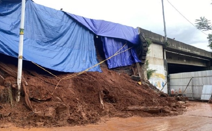 Waspada! Jalan Mulia Bakti Pesangrahan Licin Akibat Longsor Dinding Tol JORR Bintaro