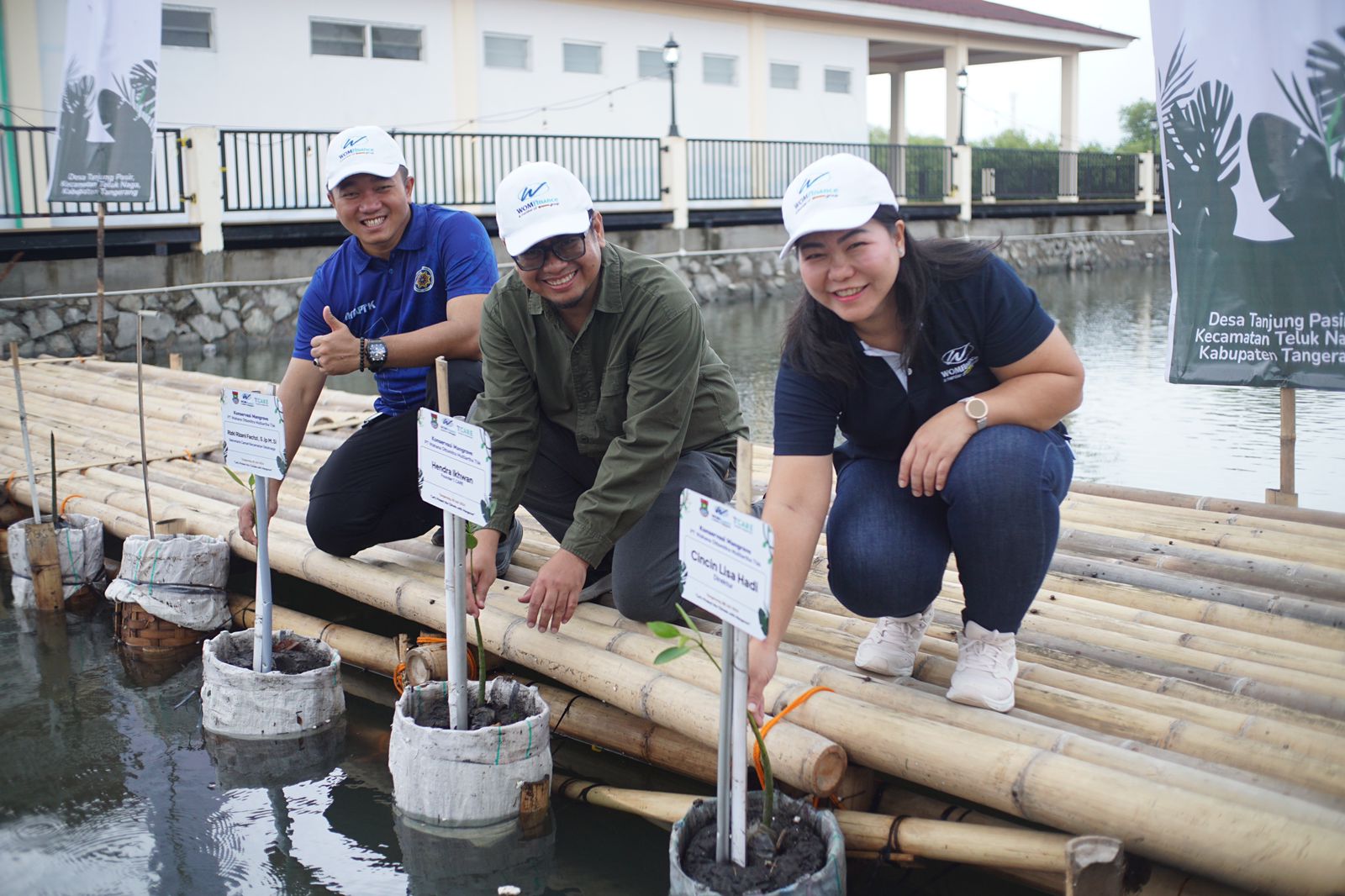 Wom Finance Tanam 1000 Pohon Mangrove di Pantai Tanjung Pasir