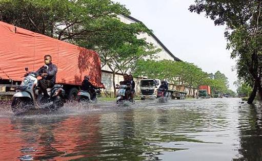 Dok. Terlihat Jalan di wilayah Kawasan Pabrik Olex Banjir.