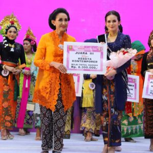 Shinta Purwitasari (kebaya biru) dalam ajang lomba kebaya di Istora Senayan, Rabu 24 Juli 2024