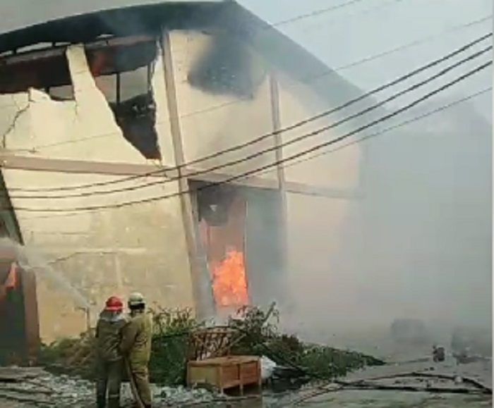 4 Gudang Tiner di Dadap Kosambi Terbakar, BPDB Kabupaten Tangerang sedang melakukan pemadaman