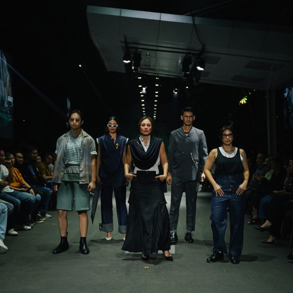 Salmun Wulan Guritno Gunakan Koleksi Rinda Salmun di JF3 2024, Denim Gelap ala ...