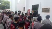 Polres Tangsel menerjunkan 200 personel untuk mengawal pendaftaran Pilkada dan Pelantikan Anggota DPRD Tangsel di jalan Raya Serpong, Kecamatan Setu, Kamis, 29 Agustus 2024.