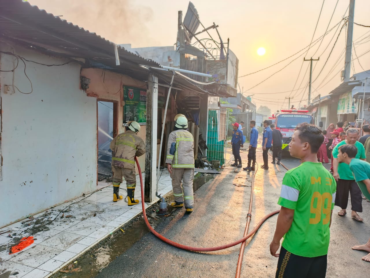 Lima bangunan di Desa Munjul, Kecamatan Solear, Kabupaten Tangerang terbakar akibat korsleting listrik