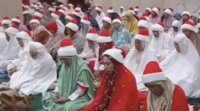 Jemaah Masjid Agung Ciamis Pakai Penutup Kepala Mirip Pasukan Santa Claus