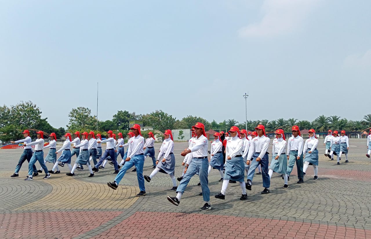 Puluhan siswa-siswi Paskibraka terbaik Kabupaten Tangerang jalani latihan untuk 17 Agustus 2024. Foto/DIMAS WISNU SAPUTRA