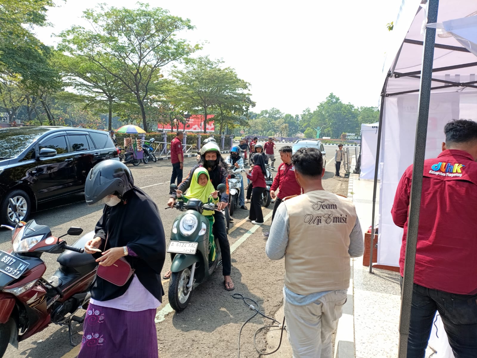 DLHK Kabupaten Tangerang menggelar uji emisi gratis di depan DPRD Kabupaten Tangerang kepada kendaraan bermotor untuk menanggulangi pencemaran udara. Jumat, 16 Agustus 2024. Foto/Dimas Wisnu Saputra.