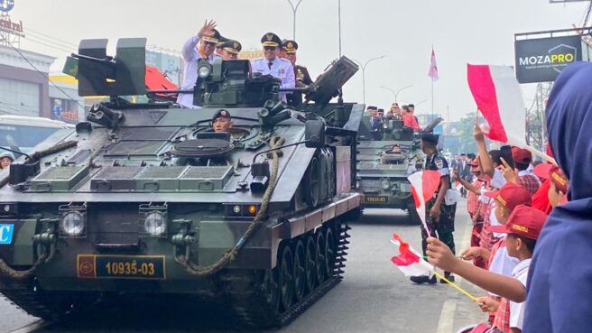 Forkopimda Tangsel saat konvoi menggunakan kendaraan tempur tank menuju markas Batalyon Kavaleri 9, Sabtu (17/8). Foto: Andre Pradana/Tangselife