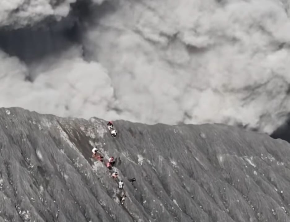 Tangkapan Layar Video Pendaki Berlarian Saat Gunung Dukono Meletus