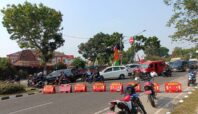 Pengalihan Lalin di Jalan Raya Pemda Kabupaten Tangerang, lantaran ribuan massa antar Paslon Bupati-wakil Bupati Tangerang mendaftar ke KPU Kabupaten Tangerang. Kamis, 29 Agustus 2024.