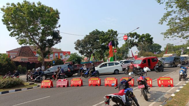 Pengalihan Lalin di Jalan Raya Pemda Kabupaten Tangerang, lantaran ribuan massa antar Paslon Bupati-wakil Bupati Tangerang mendaftar ke KPU Kabupaten Tangerang. Kamis, 29 Agustus 2024.