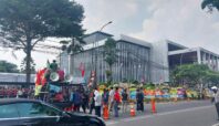 Puluhan mahasiswa gabungan di Kota Tangsel menggelar aksi bakar ban di depan gedung DPRD, berbarengan dengan pelantikan anggota DPRD Tangsel Periode 2024-2029 terpilih pada Kamis, 29 Agustus 2024.