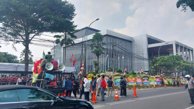 Puluhan mahasiswa gabungan di Kota Tangsel menggelar aksi bakar ban di depan gedung DPRD, berbarengan dengan pelantikan anggota DPRD Tangsel Periode 2024-2029 terpilih pada Kamis, 29 Agustus 2024.