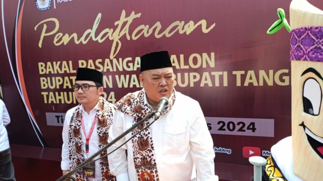 Zulkarnain-Lerru Yustira resmi mendaftarkan diri sebagai calon Bupati Tangerang ke KPU Kabupaten Tangerang pada Selasa, 27 Agustus 2024. Foto DIMAS WISNU SAPUTRA.