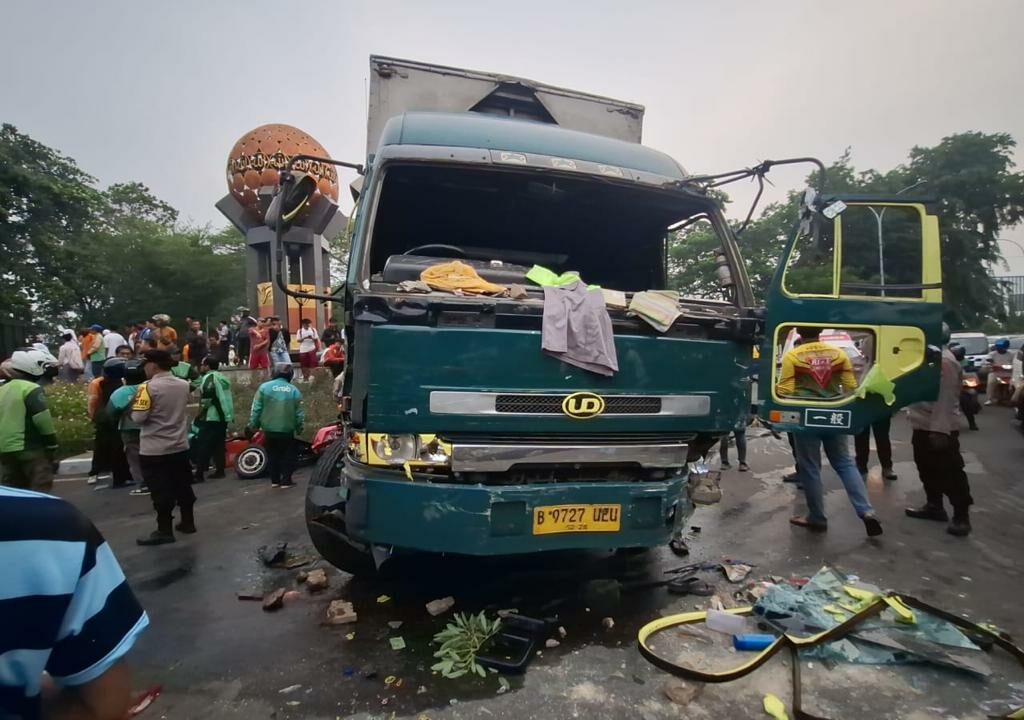 Truk Kontainer Ugal-ugalan di Cipondoh Tabrak Banyak Pengendara