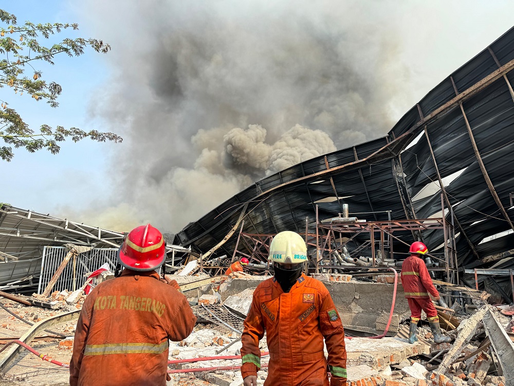 kebakaran pabrik kimia di karawaci tangerang