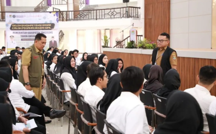 PJ Bupati Tangerang Andi Ony Prihartono saat mengecek tahapan ujian seleksi kompetensi dasar atau (SKD) CAPNS di Aula Gedung Diklat Kitri Bakti, Kecamatan Curug, Kabupaten Tangerang, pada Senin (4/11/2024). FOTO:ANTARA