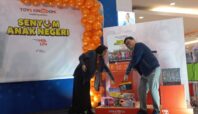 GM Marketing Communication Toys Kingdom, Ellen Widodo dan Marketing Director MilkLife, Soegiono mendonasikan mainan bekas ke Drop Box Toys Kingdom, Alam Sutera, Rabu 18 Desember 2024/Foto:Nadia/Infotangerang.id