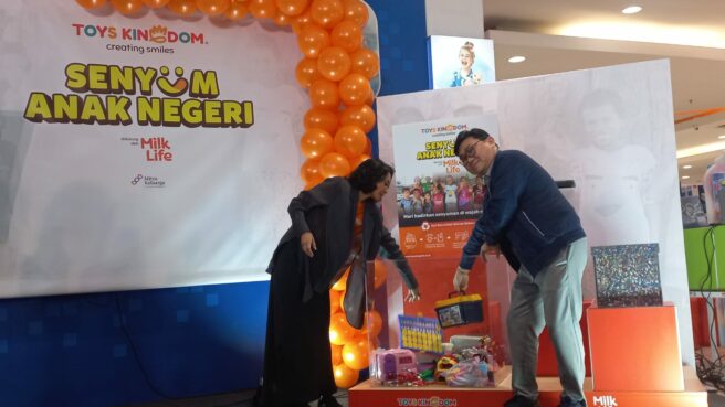 GM Marketing Communication Toys Kingdom, Ellen Widodo dan Marketing Director MilkLife, Soegiono mendonasikan mainan bekas ke Drop Box Toys Kingdom, Alam Sutera, Rabu 18 Desember 2024/Foto:Nadia/Infotangerang.id