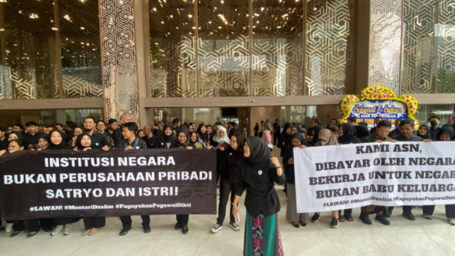 Ratusan ASN dari Direktorat Jenderal Pendidikan Tinggi Kemendiktisaintek menggelar aksi damai “Senin Hitam” di Jakarta pada Senin, 20 Januari 2025 kemarin yang memprotes pemecatan sepihak Neni Herlina oleh Mendiktisaintek Satryo Soemantri Brodjonegoro.