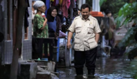 Prabowo Terobos Banjir di Bekasi Jalan Kaki