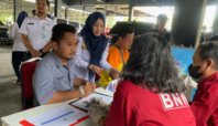 Petugas BNN Tangsel saat melakukan pemeriksaan terhadap sopir dan kernet Bus jelang Mudik Lebaran 2025.Foto: Andre Pradana/Tangselife