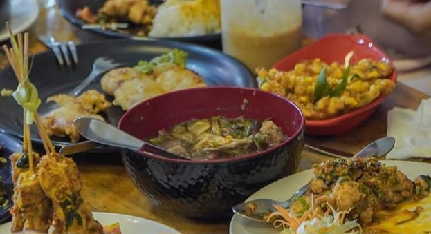 Rekomendasi cafe untuk bukber di Tangsel, Laku Kopi menawarkan aneka masakan Manado seperti Cakalang Fufu Santan dan Sate Tuna Woku