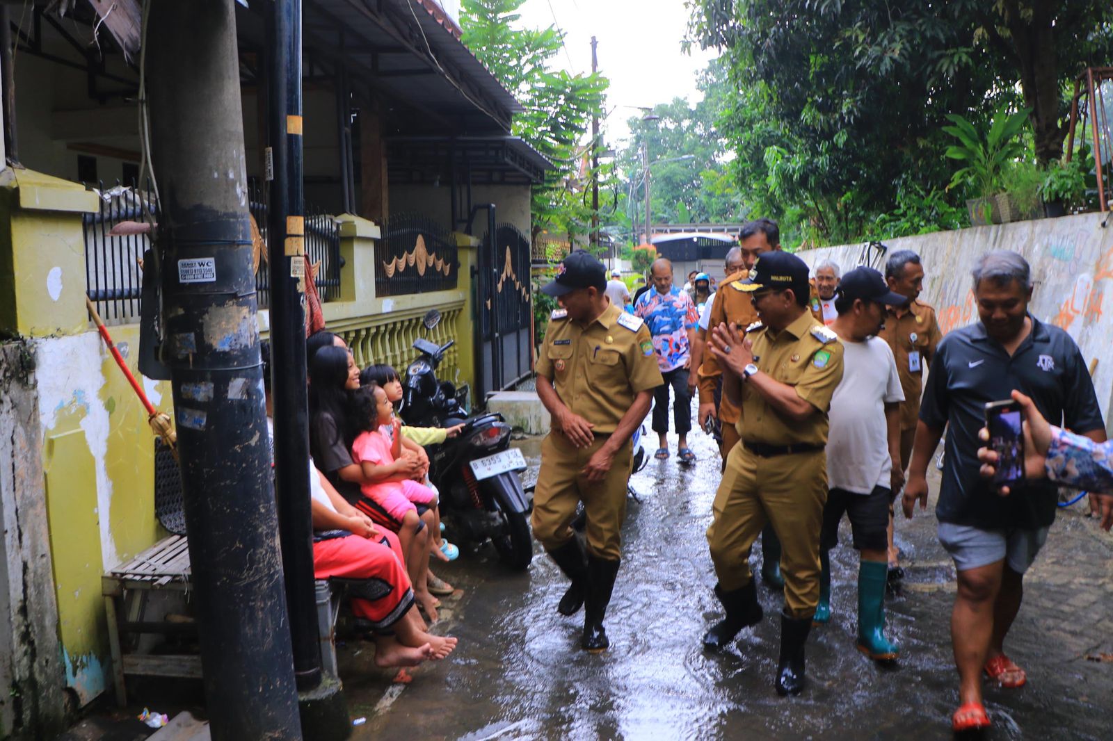 Wali Kota Tangerang Sachrudin meninjau langsung lokasi banjir terparah yang berlokasi di Kelurahan Petir, Kecamatan Cipondoh Selasa 4 Maret 2025.